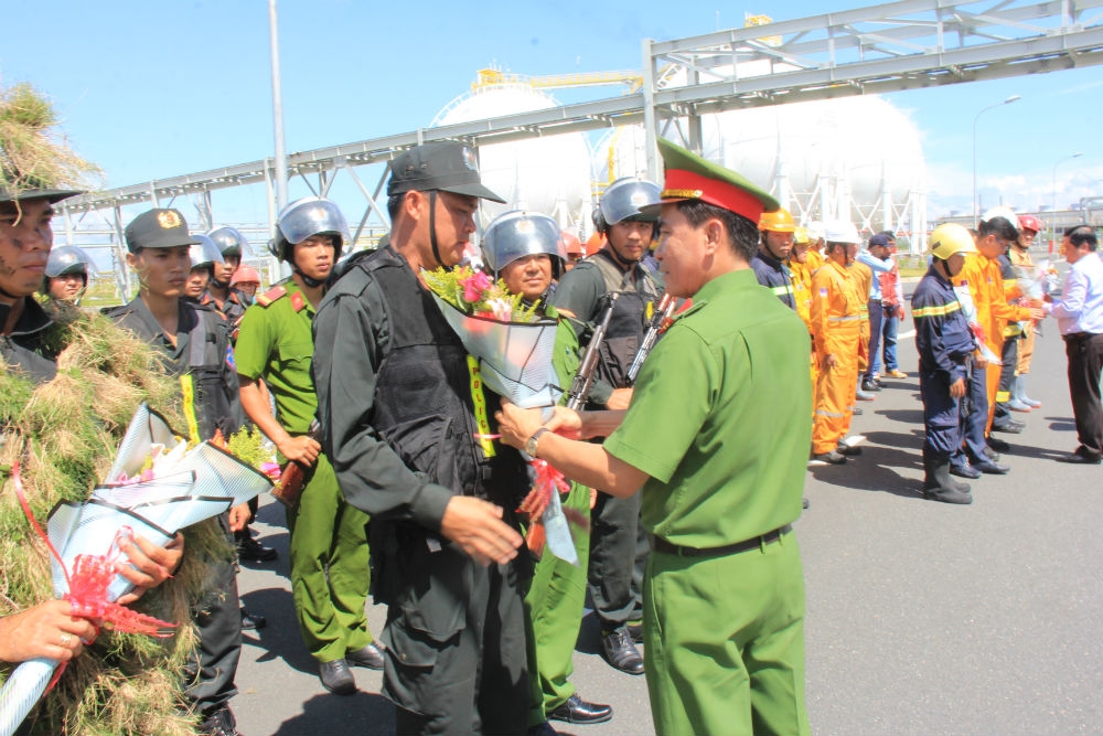 chum anh dien tap danh bat khung bo tai nha may xu ly khi ca mau