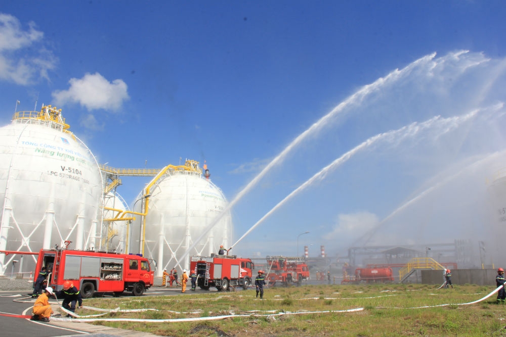 chum anh dien tap danh bat khung bo tai nha may xu ly khi ca mau