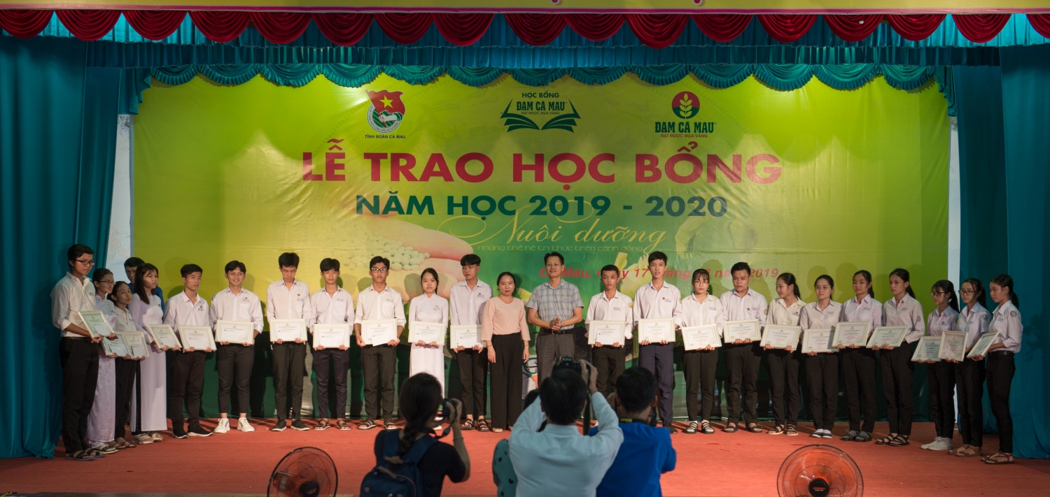 100 hoc sinh thpt duoc trao hoc bong dam ca mau hat ngoc mua vang nam hoc 2019 2020