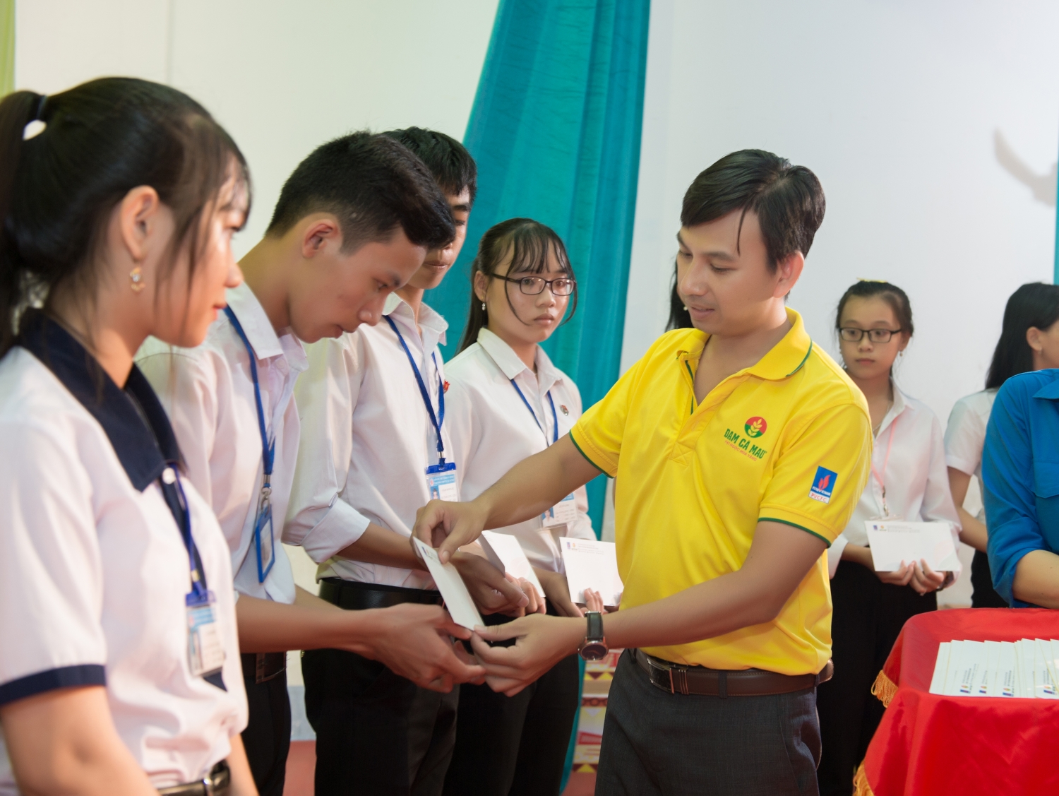 100 hoc sinh thpt duoc trao hoc bong dam ca mau hat ngoc mua vang nam hoc 2019 2020
