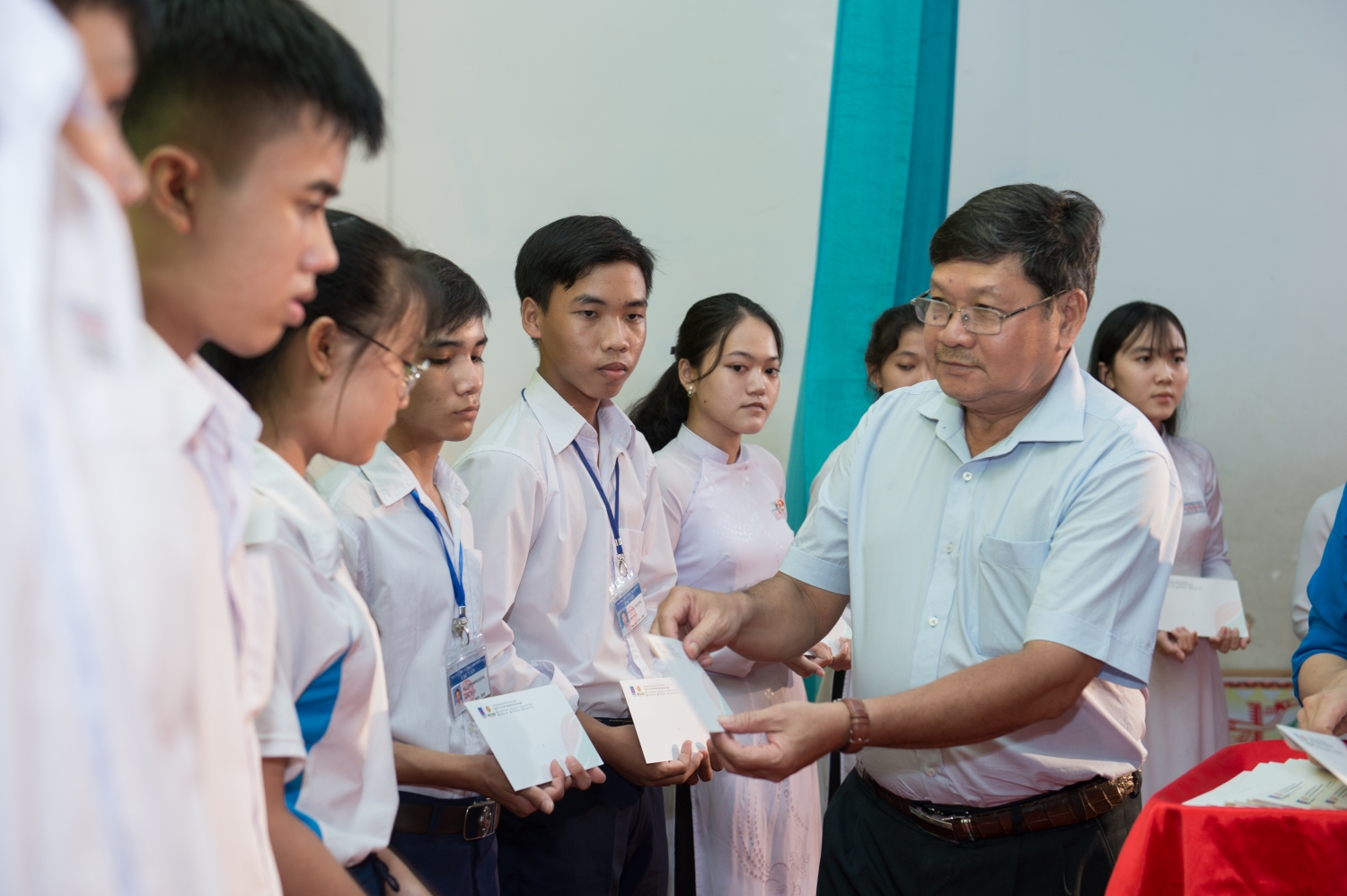 100 hoc sinh thpt duoc trao hoc bong dam ca mau hat ngoc mua vang nam hoc 2019 2020