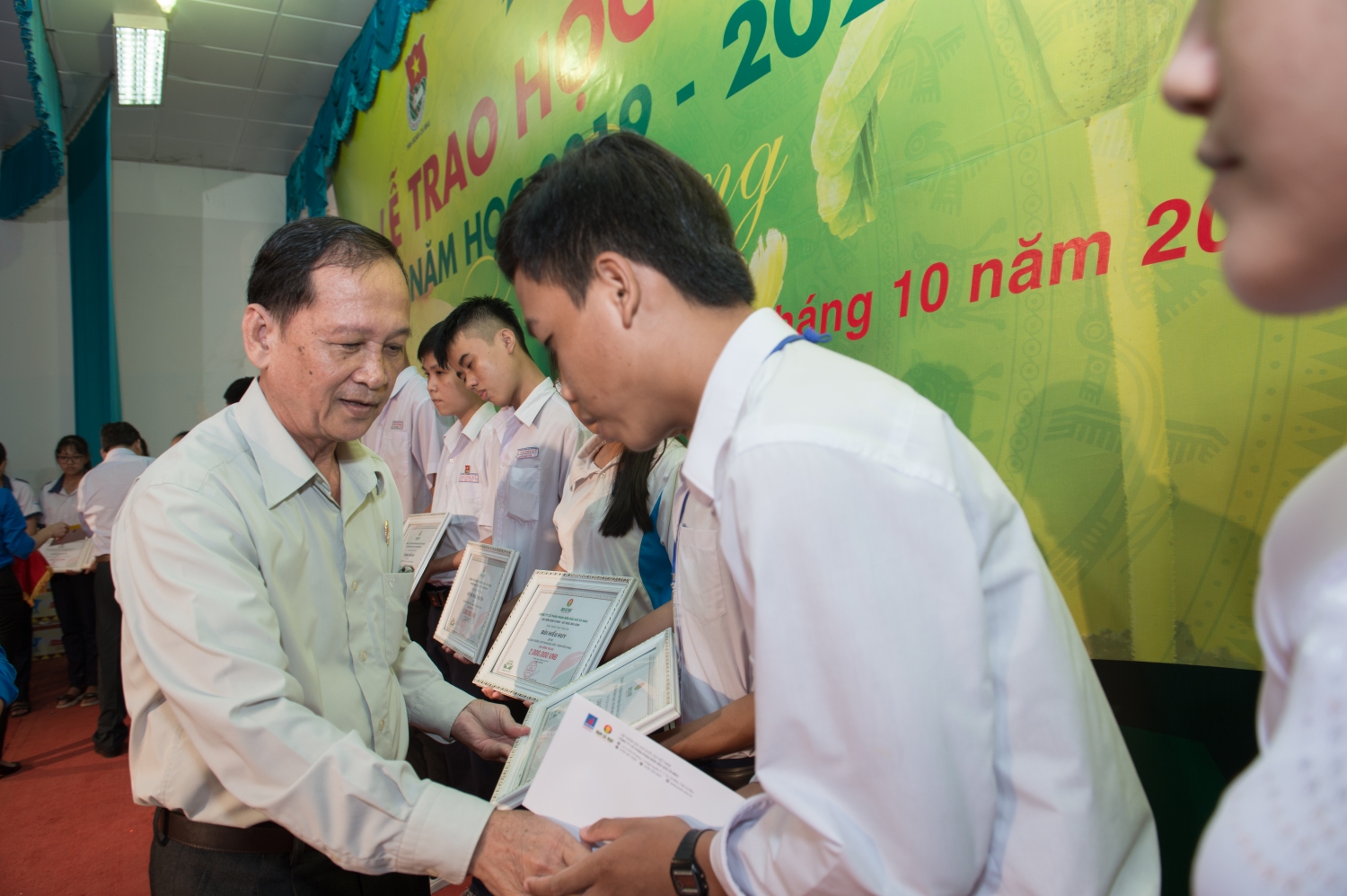 100 hoc sinh thpt duoc trao hoc bong dam ca mau hat ngoc mua vang nam hoc 2019 2020