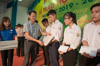 100 học sinh THPT được trao học bổng “Đạm Cà Mau – Hạt ngọc mùa vàng” năm học 2019 – 2020