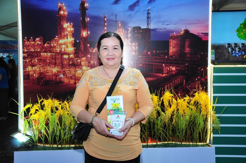 hang ngan luot khach den tham quan gian hang dam ca mau tai hoi cho hang viet nam chat luong cao