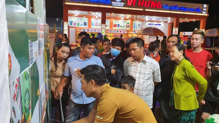 hang ngan luot khach den tham quan gian hang dam ca mau tai hoi cho hang viet nam chat luong cao