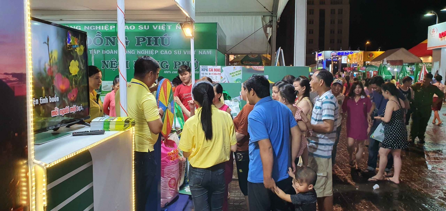 hang ngan luot khach den tham quan gian hang dam ca mau tai hoi cho hang viet nam chat luong cao