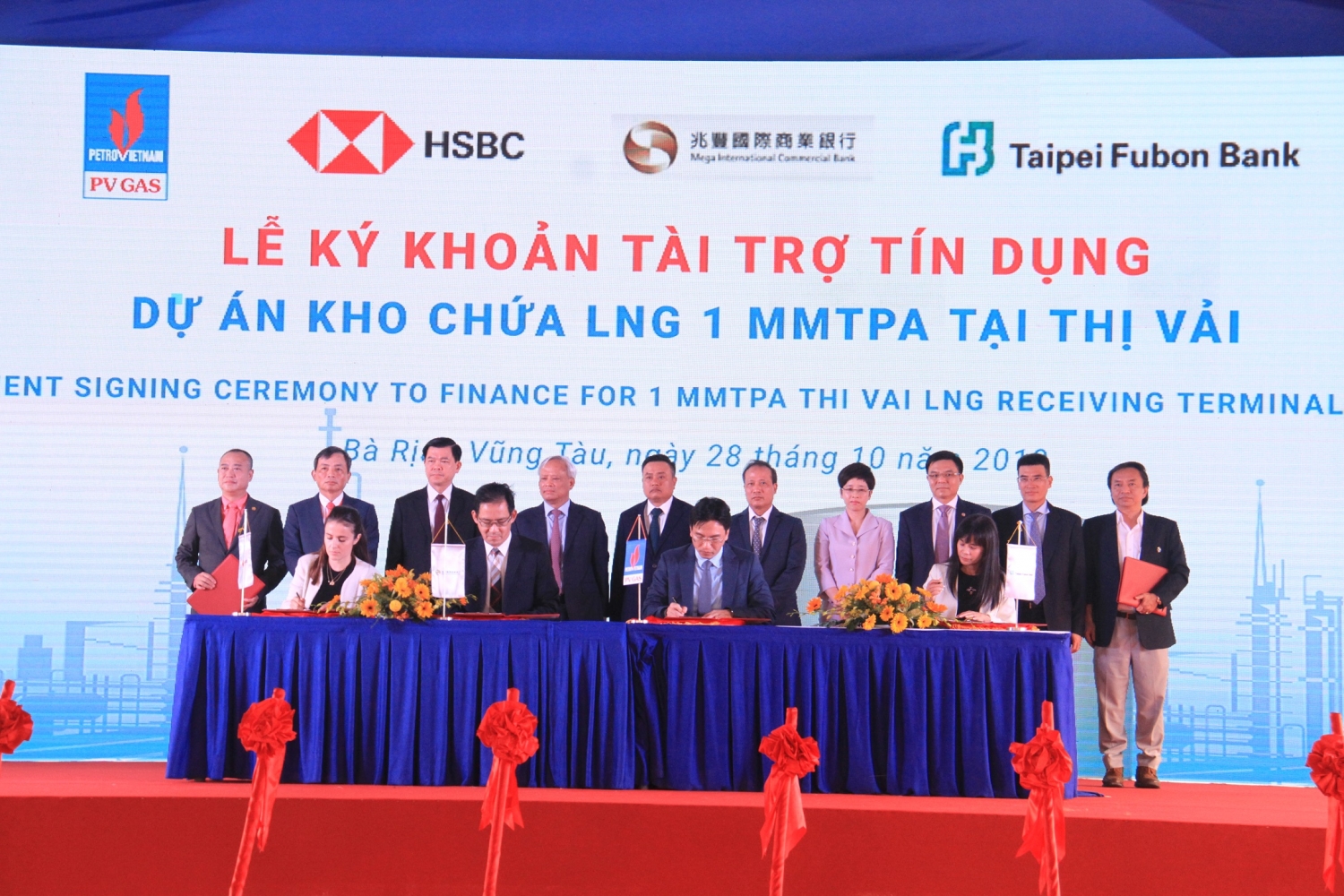 pv gas to chuc ky ket tai tro tin dung du an kho chua lng thi vai
