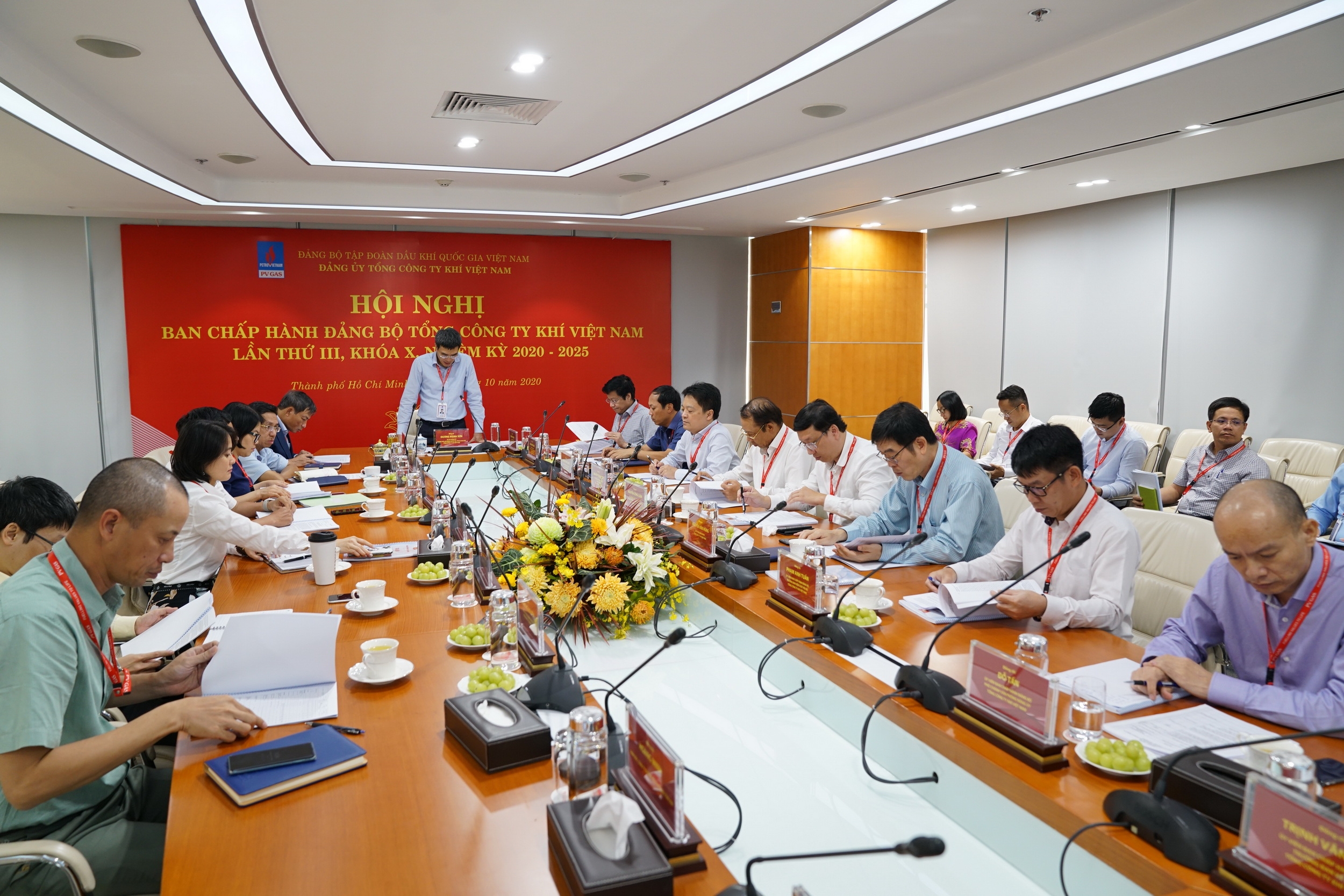 0742-3quang-canh-hoi-nghi