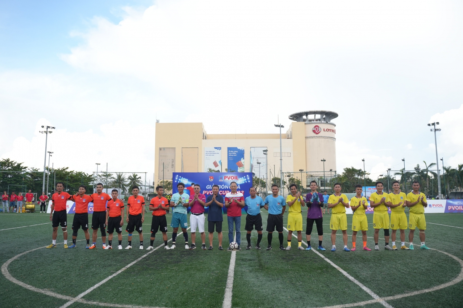 Lãnh đạo Tổng công ty chúc mừng, động viên 2 đội trước khi bước vào trận chung kết Lãnh đạo Tổng công ty chúc mừng, động viên 2 đội trước khi bước vào trận chung kết