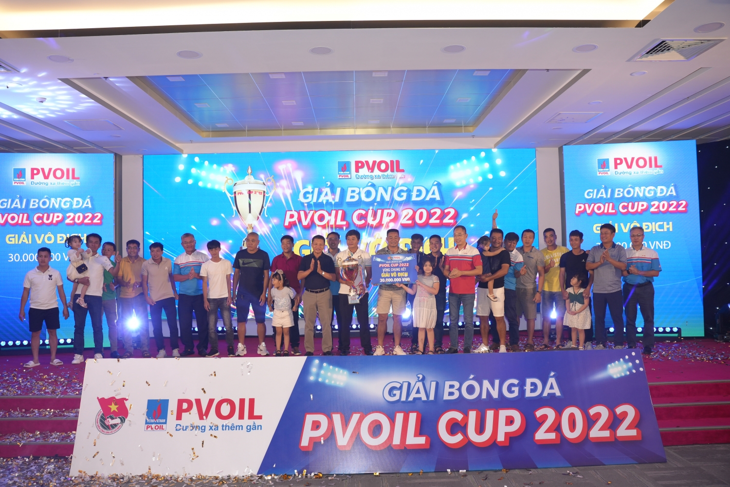 Lãnh đạo Tổng công ty trao Cúp vô địch cho Liên quân PVOIL Miền Trung - PVOIL Quảng Ngãi Lãnh đạo Tổng công ty trao Cúp vô địch cho Liên quân PVOIL Miền Trung - PVOIL Quảng Ngãi