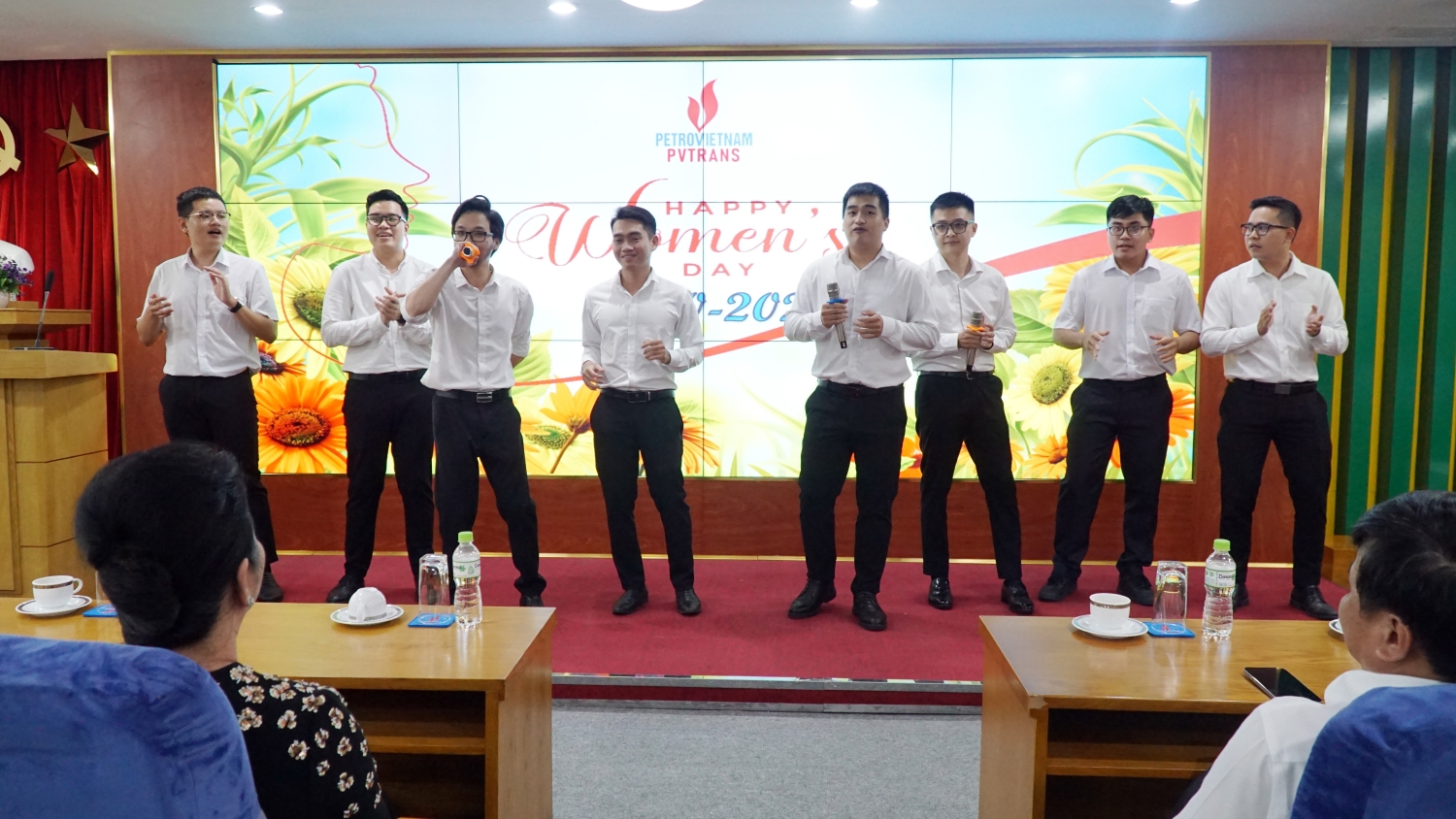 Đoàn Thanh niên PVTrans mang đến cho chương trình những tiết mục văn nghệ vui tươi, như lời chúc mừng ấm ấp đến các nữ CBCNV Tổng công ty Đoàn Thanh niên PVTrans mang đến cho chương trình những tiết mục văn nghệ vui tươi, như lời chúc mừng ấm ấp đến các nữ CBCNV Tổng công ty