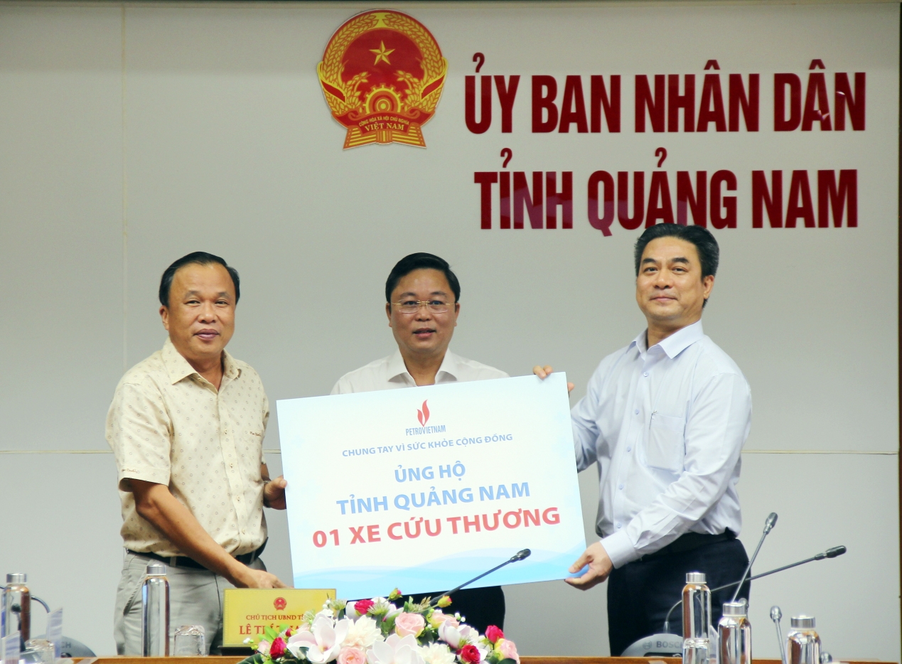 Petrovietnam và BSR trao tặng xe cứu thương và 1 tỷ đồng giúp tỉnh Quảng Nam khắc phục hậu quả bão lũ