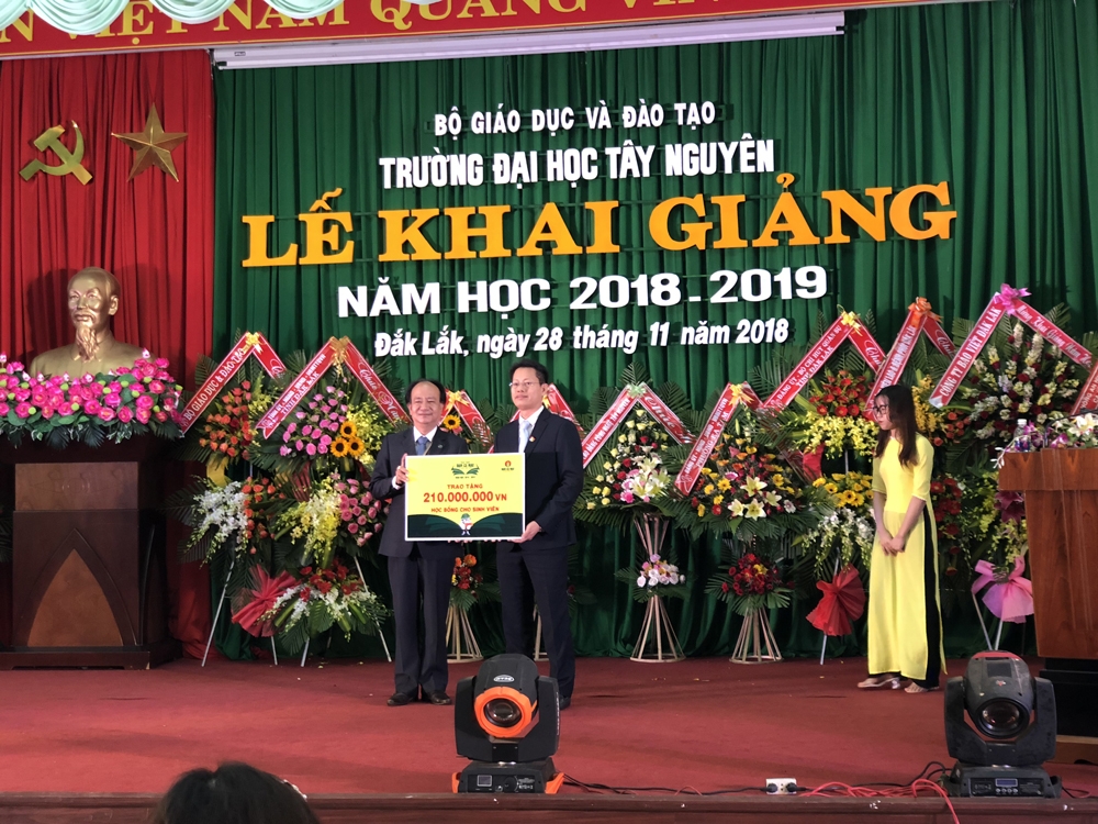 dam ca mau trao 60 suat hoc bong cho sinh vien dai hoc nong lam va dai hoc tay nguyen