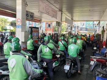 Ví MoMo hoàn tiền khủng, PVOIL đổ xăng "không kịp thở"
