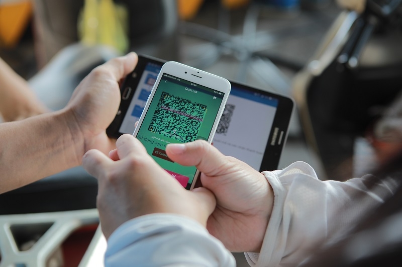 Xếp hàng “rồng rắn” chờ đổ xăng PVOIL, COMECO xep hang rong ran cho do xang pvoil comeco