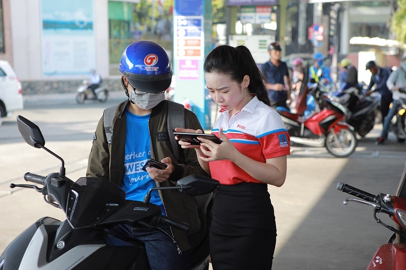 Xếp hàng “rồng rắn” chờ đổ xăng PVOIL, COMECO xep hang rong ran cho do xang pvoil comeco