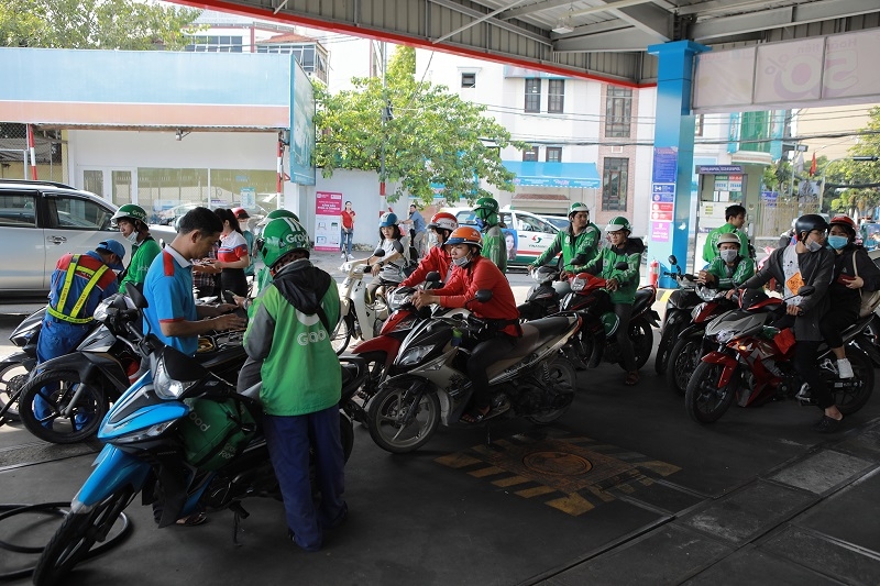 Xếp hàng “rồng rắn” chờ đổ xăng PVOIL, COMECO xep hang rong ran cho do xang pvoil comeco