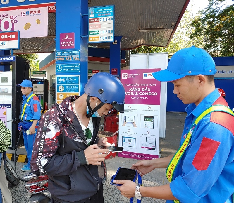 Xếp hàng “rồng rắn” chờ đổ xăng PVOIL, COMECO xep hang rong ran cho do xang pvoil comeco