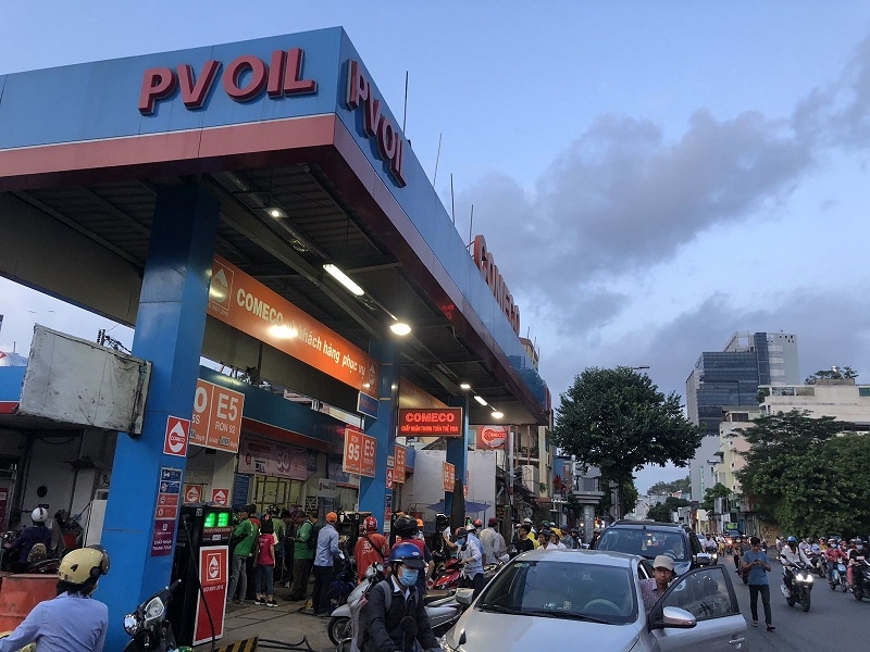 Xếp hàng “rồng rắn” chờ đổ xăng PVOIL, COMECO xep hang rong ran cho do xang pvoil comeco