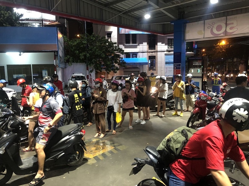 Xếp hàng “rồng rắn” chờ đổ xăng PVOIL, COMECO xep hang rong ran cho do xang pvoil comeco