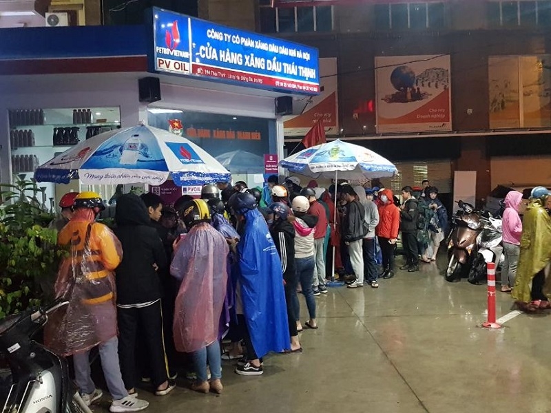 Xếp hàng “rồng rắn” chờ đổ xăng PVOIL, COMECO xep hang rong ran cho do xang pvoil comeco
