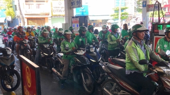 Xếp hàng “rồng rắn” chờ đổ xăng PVOIL, COMECO