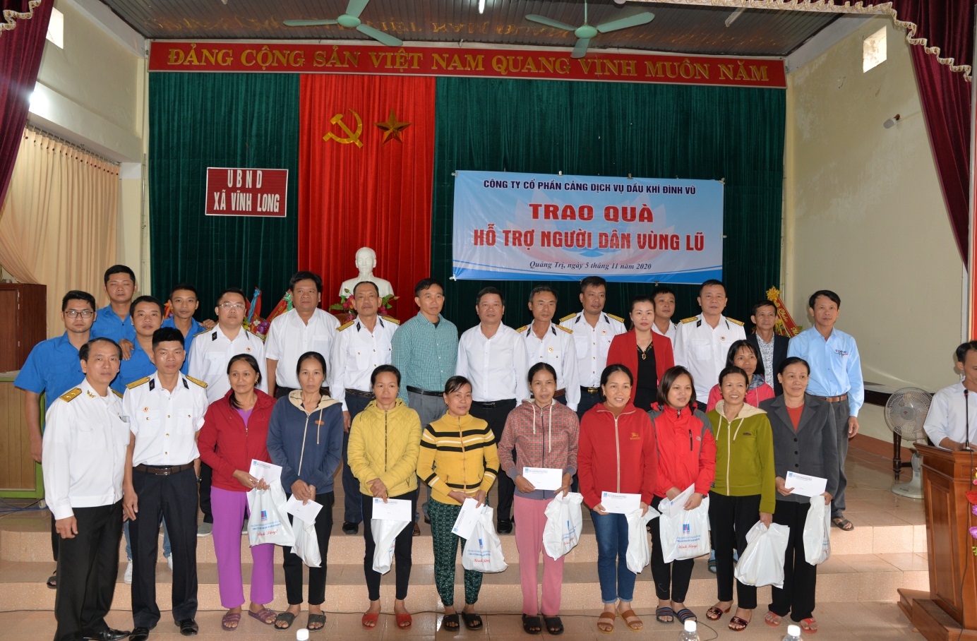 Tặng quà hỗ trợ cho người dân vùng lũ