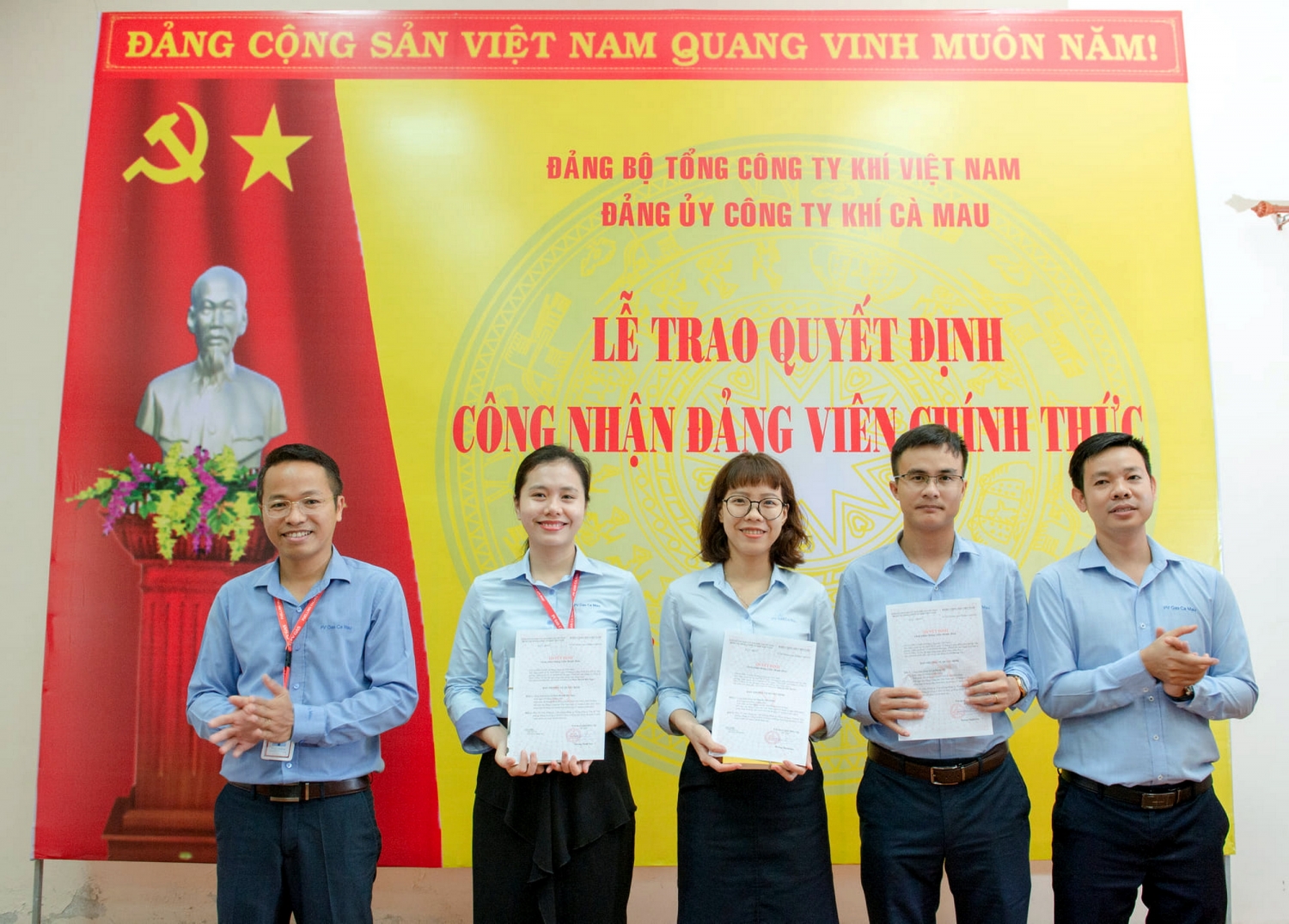 ễ trao quyết định công nhận đảng viên mới được tổ chức trang trọng, tôn vinh nỗ lực phấn đấu của cán bộ đảng viên