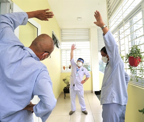 Bệnh nhân Covid -19 được hướng dẫn tập luyện phục hồi 