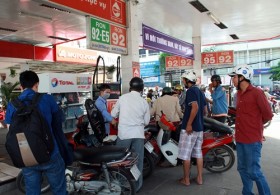 Người tiêu dùng TP HCM hồ hởi đón nhận xăng E5