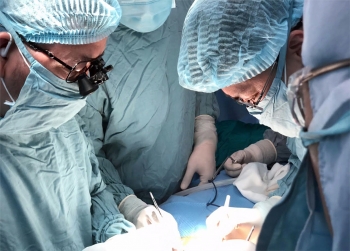 Ca ghép thận xuyên Việt đầu tiên ở trẻ em từ người cho chết não