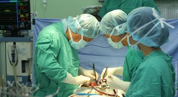 Cứu sống thanh niên bị dập tim do tấm bê tông đè