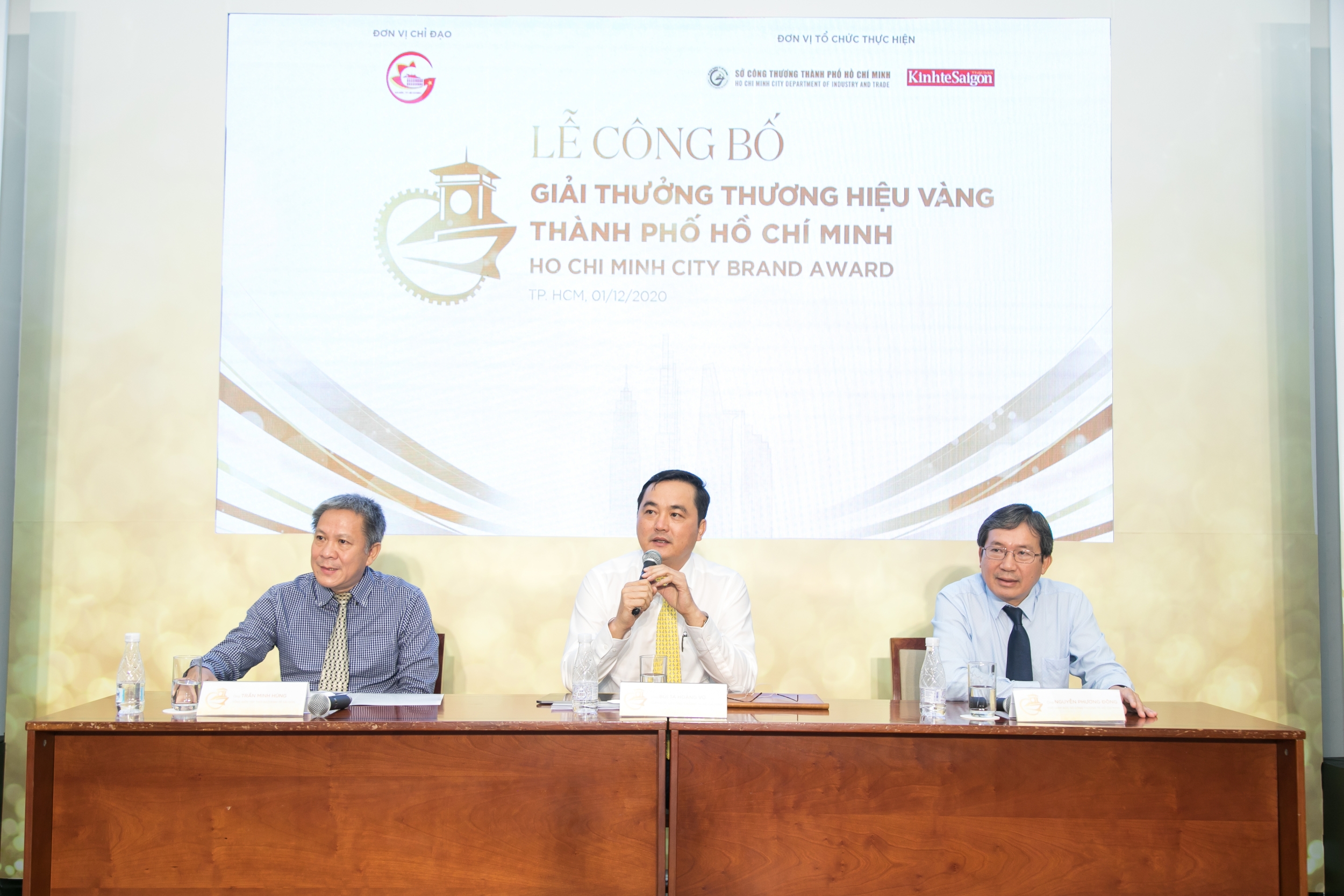 Đại diện Hội đồng bình chọn và Ban tổ chức trao đổi cùng các khách mời