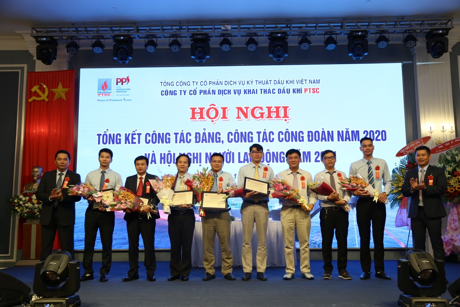 Khen thưởng tập thể và cá nhân có nhiều sáng kiến giá trị làm lợi cho đơn vị trong hoạt động SXKD
