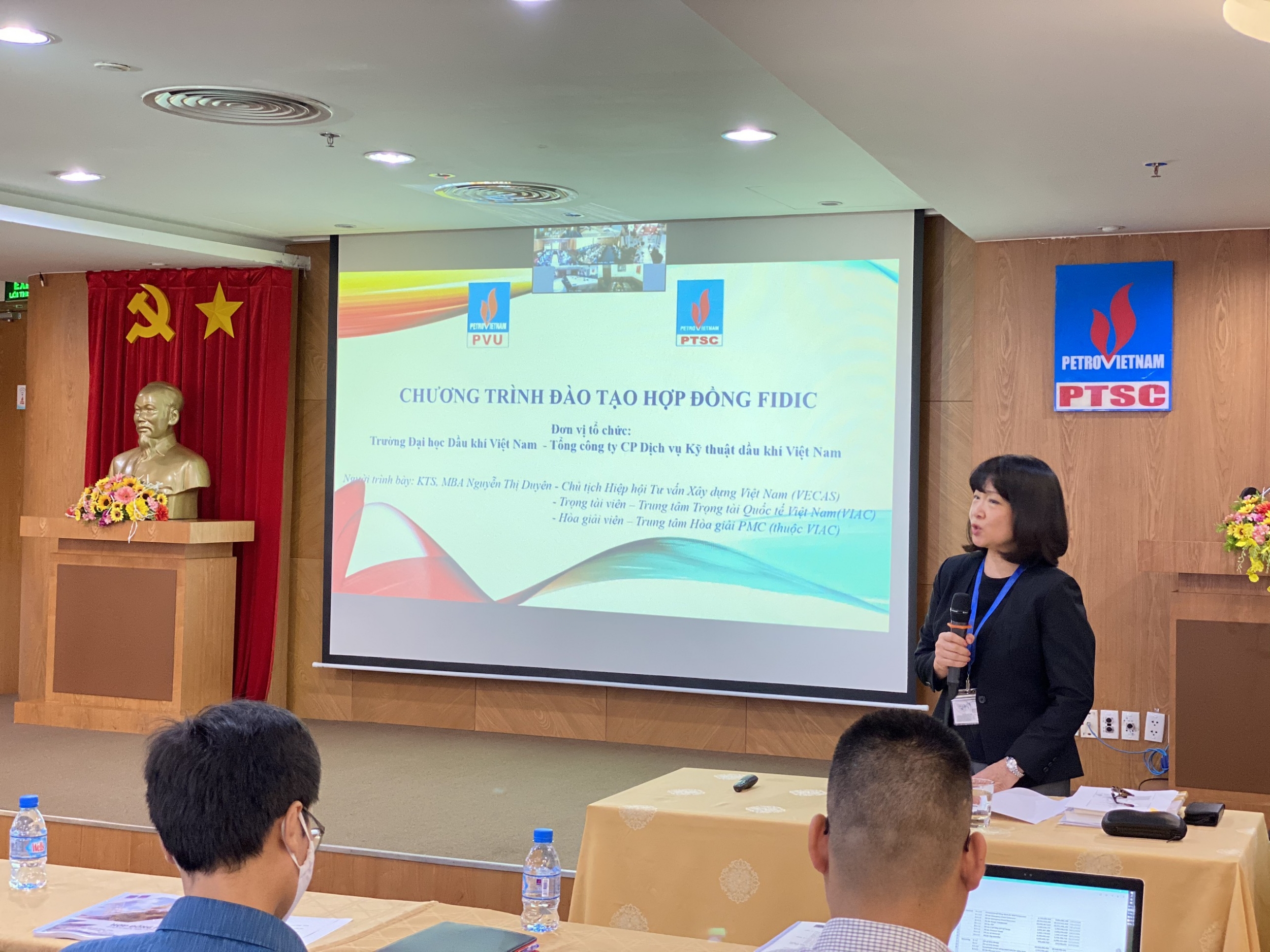 Giảng viên trình bày tại khóa học