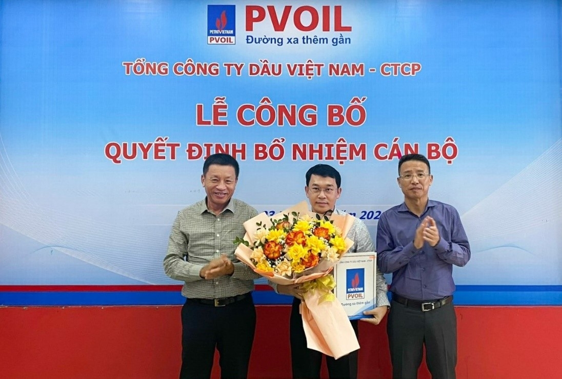 Ông Đoàn Văn Nhuộm – Tổng Giám đốc PVOIL (bên trái) và ông Nguyễn Tuấn Tú – Phó Tổng Giám đốc PVOIL (bên phải) trao Quyết định và tặng hoa chúc mừng ông Trương Đại Hoàng – Chủ tịch HĐQT PVOIL Phú Thọ