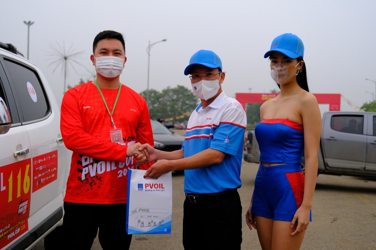 nhận được những phần quà khích lệ từ các vị lãnh đạo PVOIL