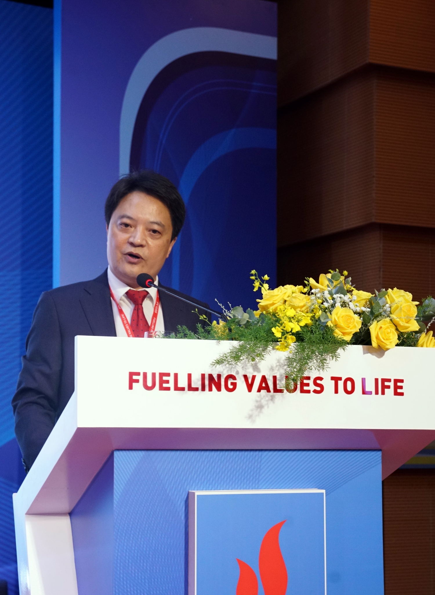 đồng chí Hoàng Văn Quang - Tổng Giám đốc PV GAS báo cáo tình hình hoạt động SXKD năm 2021 và phương hướng 2022