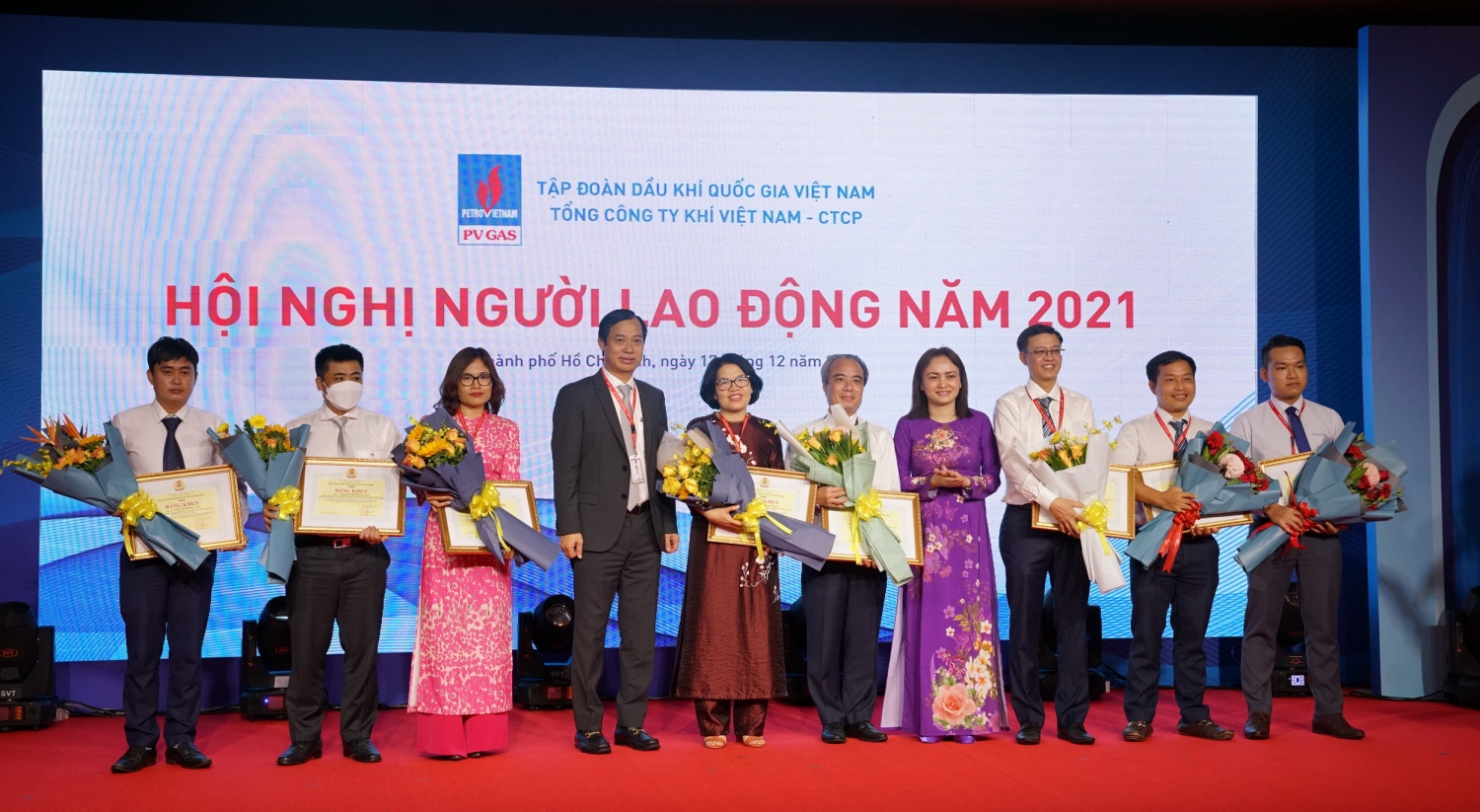 Khen thưởng các cá nhân xuất sắc trong hoạt động công đoàn năm 2021