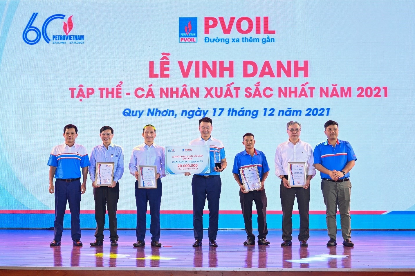 Danh hiệu “Cán bộ quản lý xuất sắc nhất năm 2021” khối Đơn vị thành viên thuộc về ông Lê Trung Hưng - Giám đốc PVOIL Thanh Hóa.