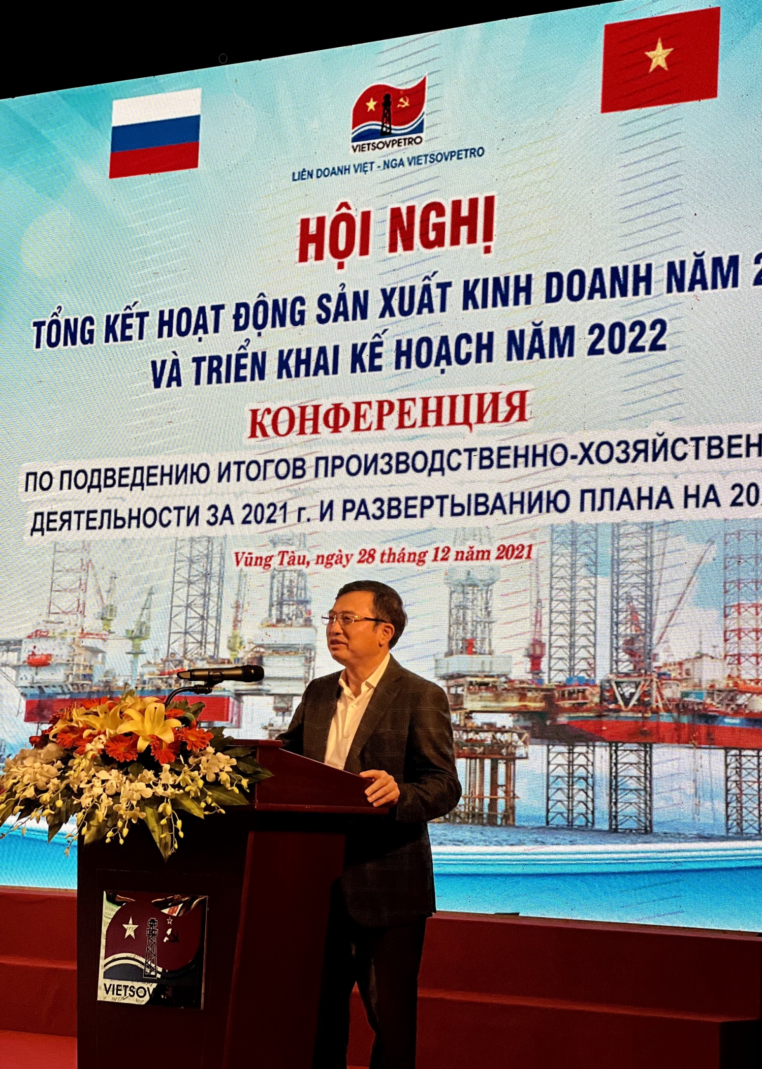 Đồng chí Hoàng Quốc Vượng, Chủ tịch HĐTV Tập đoàn Dầu khí Quốc gia VN phát biểu tại Hội nghị