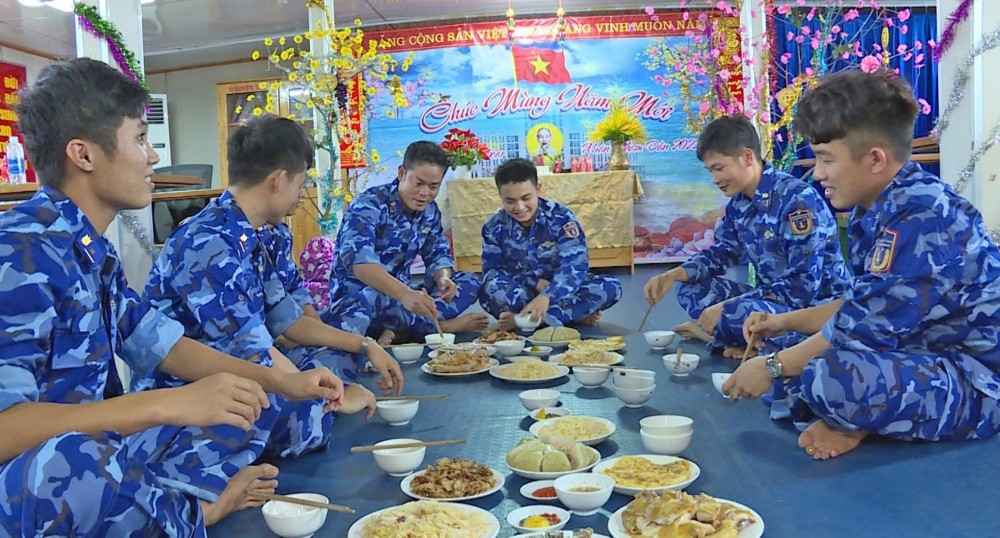 Tết sớm của những người lính canh biển
