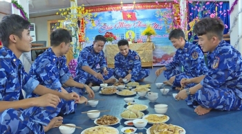 Tết sớm của những người lính canh biển