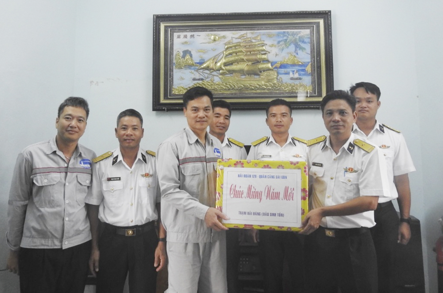 Quà Tết đến với quân dân Trường Sa