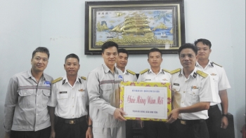 Quà Tết đến với quân dân Trường Sa
