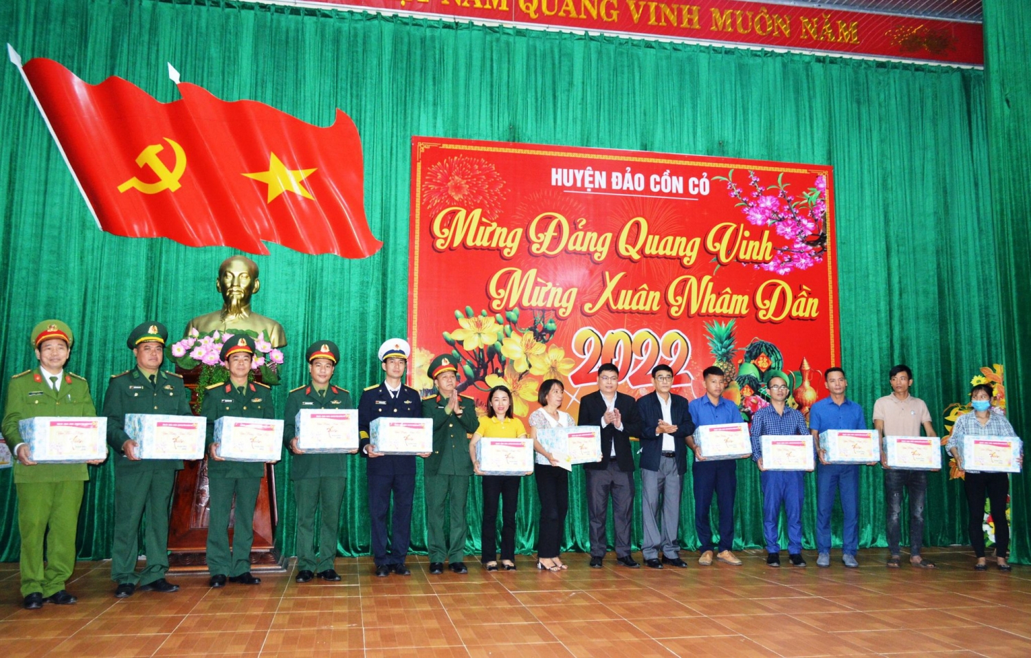 Mang Tết ấm đến bà con huyện đảo Cồn Cỏ