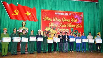Mang Tết ấm đến bà con huyện đảo Cồn Cỏ