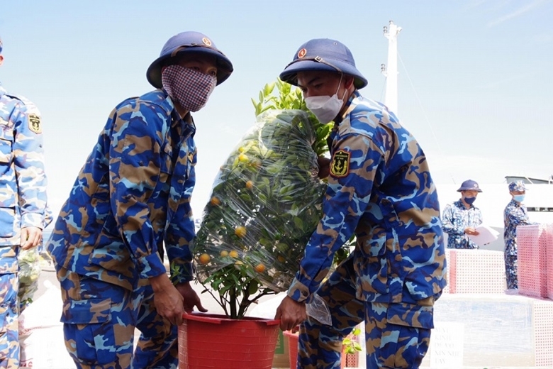 Tàu ra, Trường Sa vào Tết...