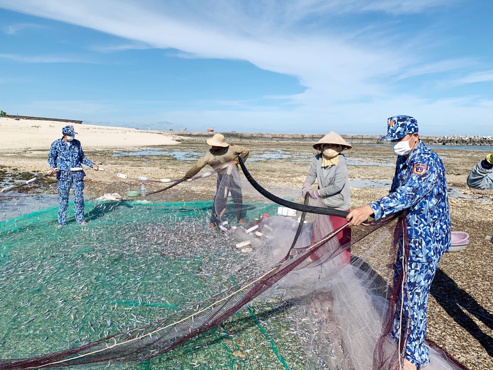 Nghĩa tình quân - dân nơi đảo tiền tiêu Lý Sơn