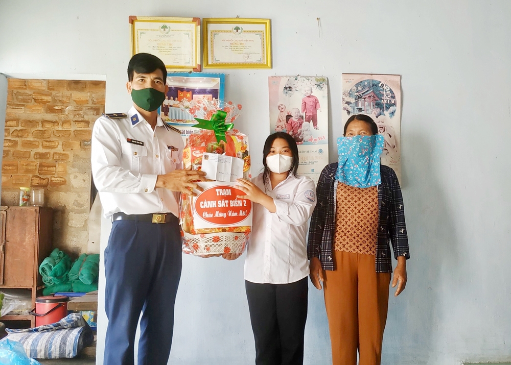 Nghĩa tình quân - dân nơi đảo tiền tiêu Lý Sơn